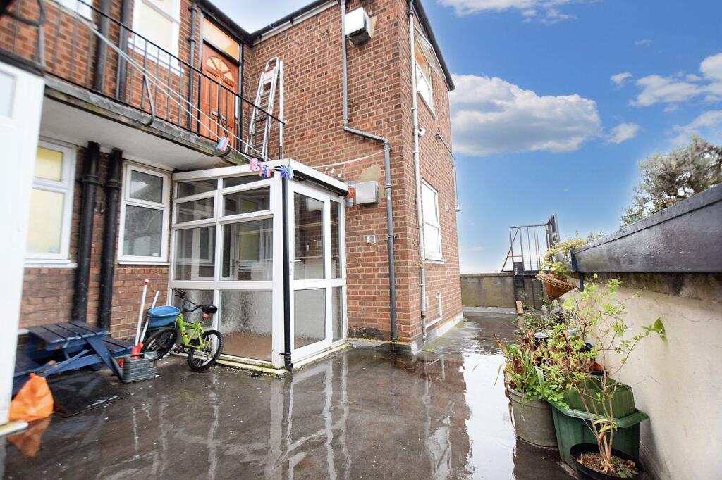 2 bed 1st Floor Flat for rent in Ilford. From Oakland Estates - Barkingside