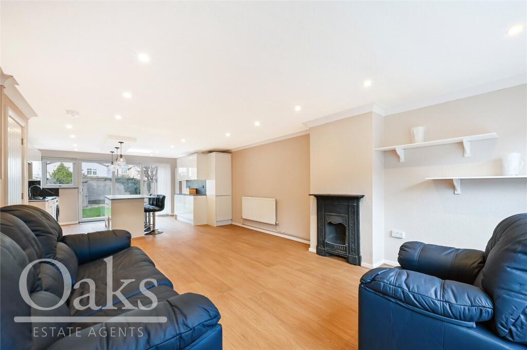 3 bed Mid Terraced House for rent in Penge. From Oaks Estate Agents