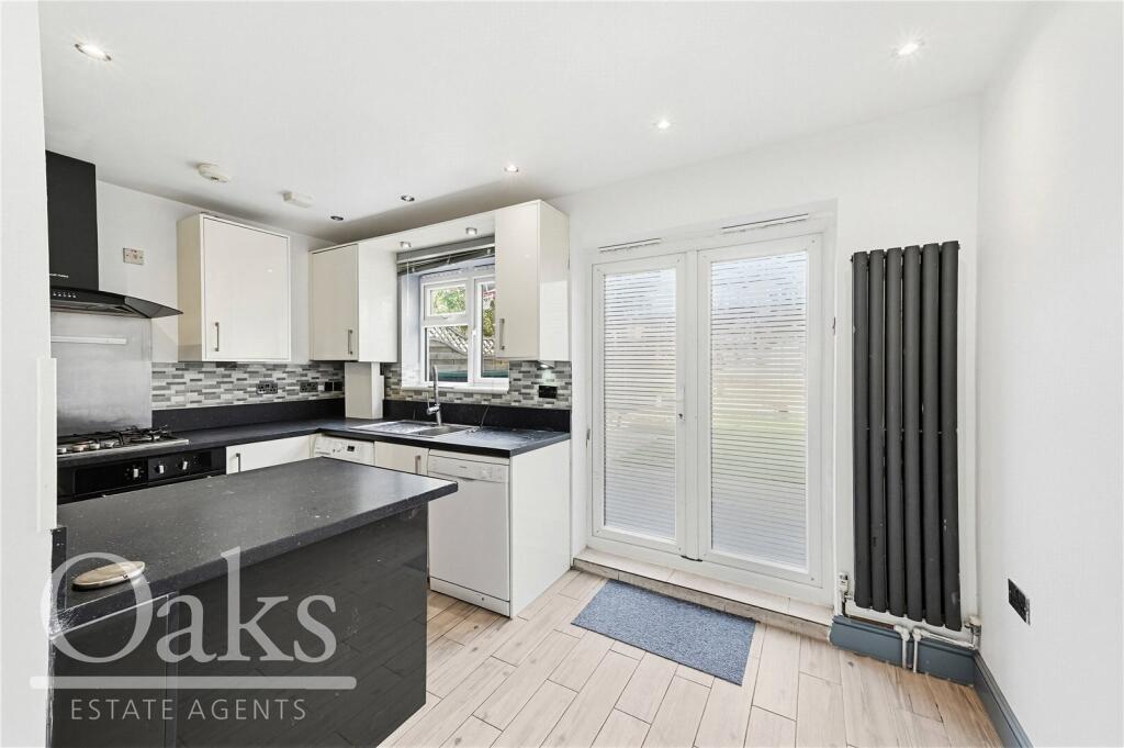 4 bed Mid Terraced House for rent in Penge. From Oaks Estate Agents