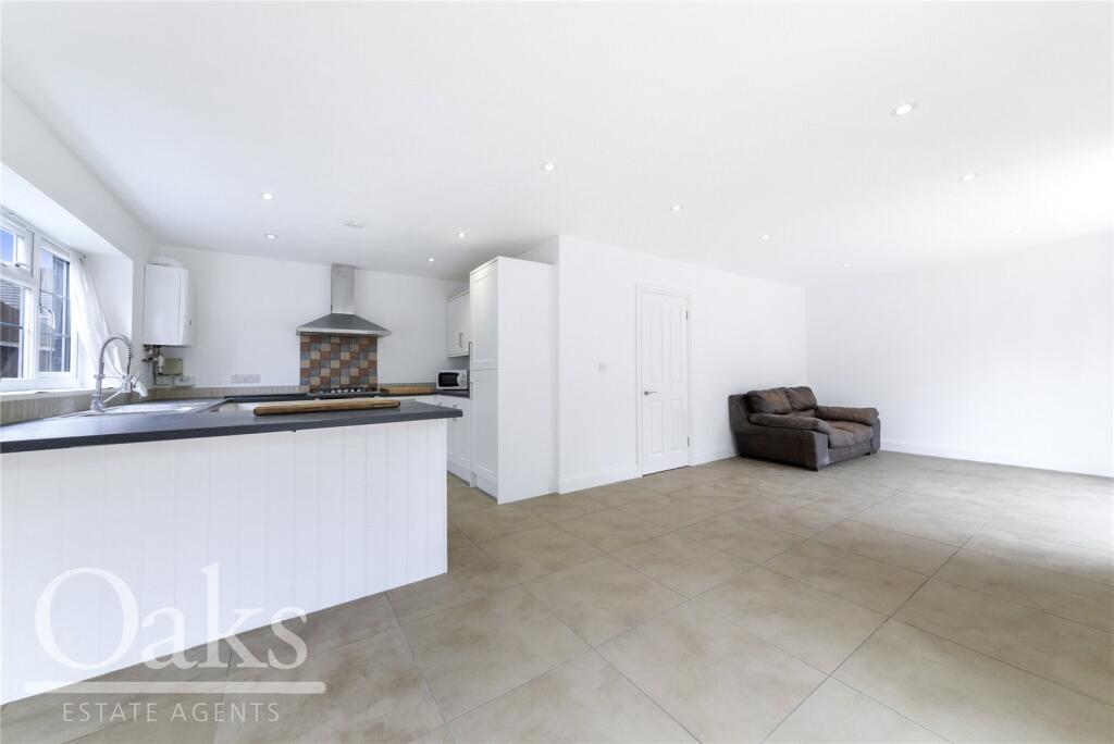 4 bed Detached for rent in Streatham. From Oaks Estate Agents 4 bed Detached for rent in Streatham. From Oaks Estate Agents