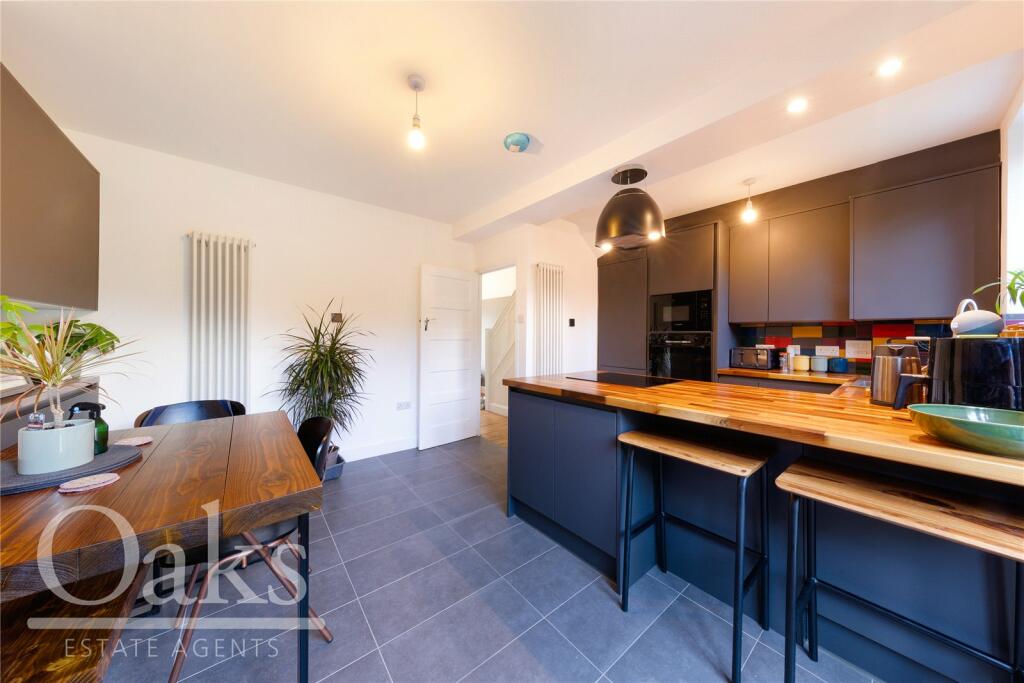 3 bed Mid Terraced House for rent in Penge. From Oaks Estate Agents