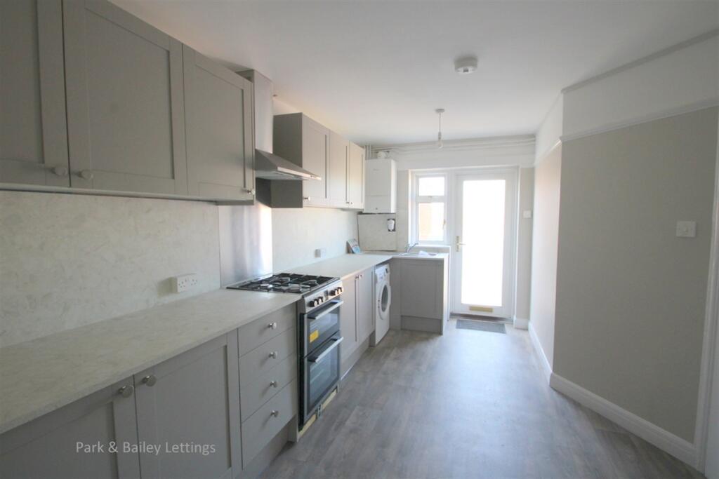 3 bed 1st Floor Flat for rent in Caterham. From Park & Bailey