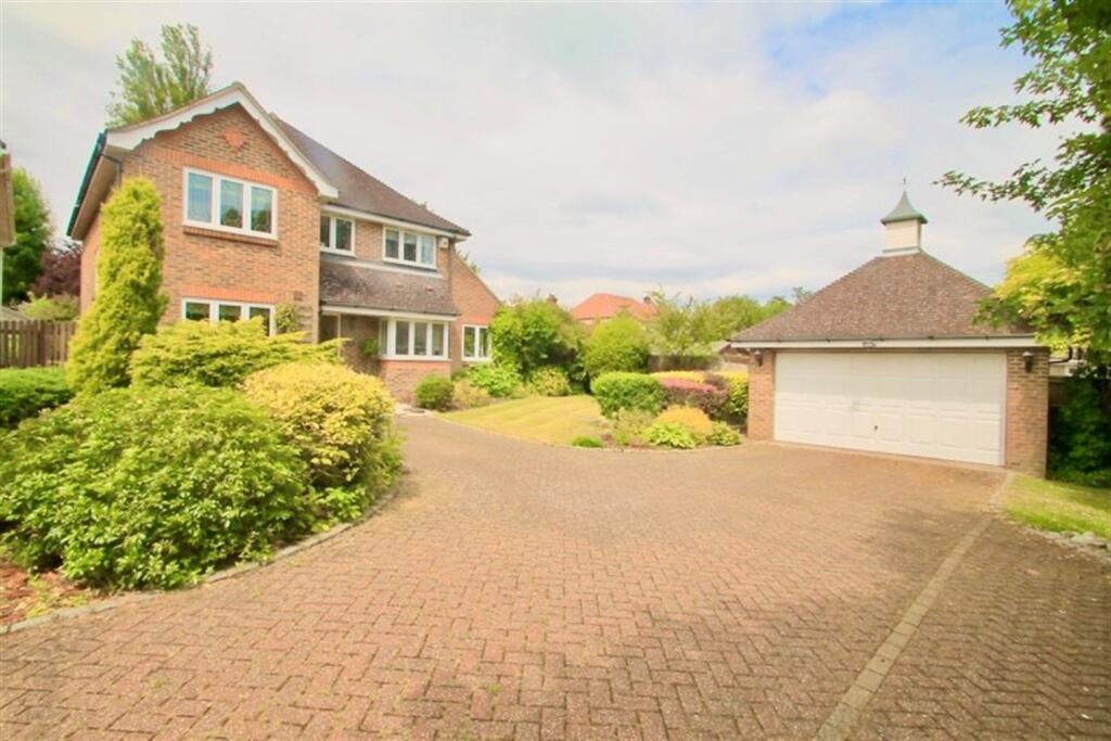 4 bed Detached for rent in Warlingham. From Park & Bailey 4 bed Detached for rent in Warlingham. From Park & Bailey