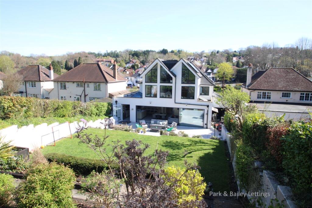 5 bed Detached for rent in Coulsdon. From Park & Bailey 5 bed Detached for rent in Coulsdon. From Park & Bailey
