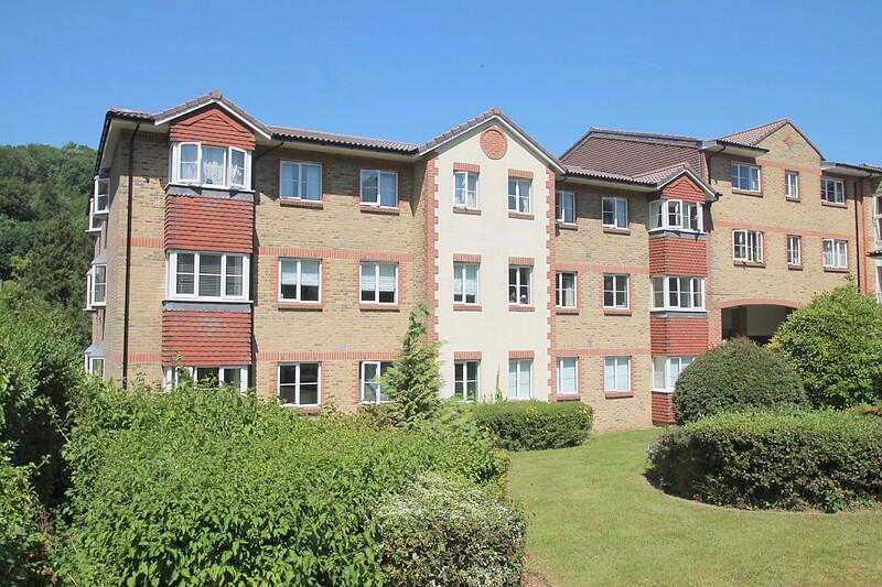 2 bed 1st Floor Flat for rent in Caterham. From Park & Bailey