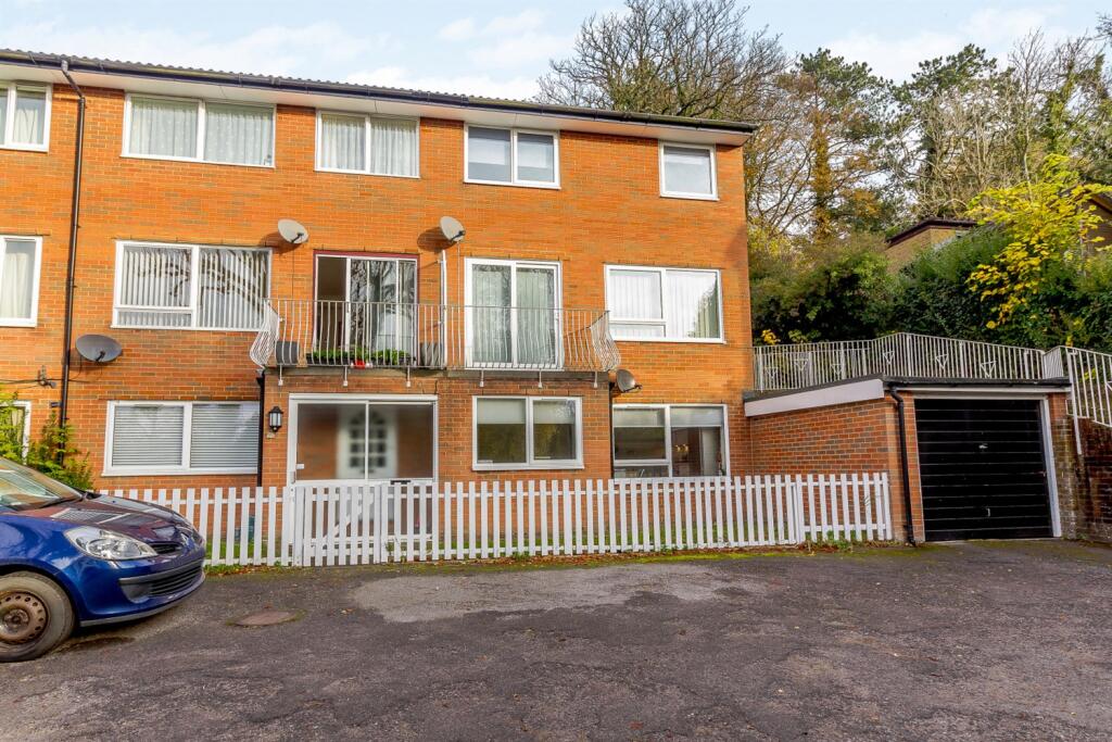 2 bed House (unspecified) for rent in Warlingham. From Park & Bailey 2 bed House (unspecified) for rent in Warlingham. From Park & Bailey