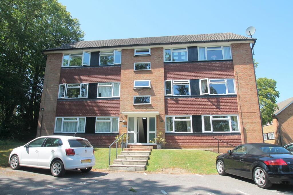 2 bed 1st Floor Flat for rent in Caterham. From Park & Bailey