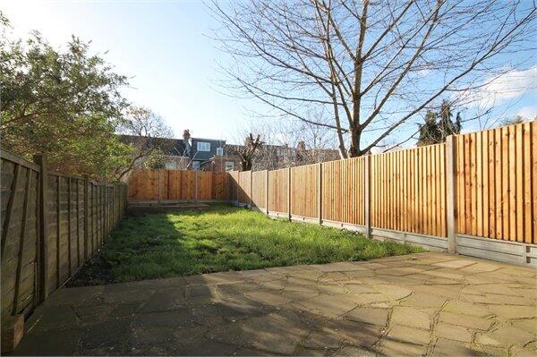 2 bed 1st Floor Flat for rent in Willesden. From parkinsonfarr - Willesden Green