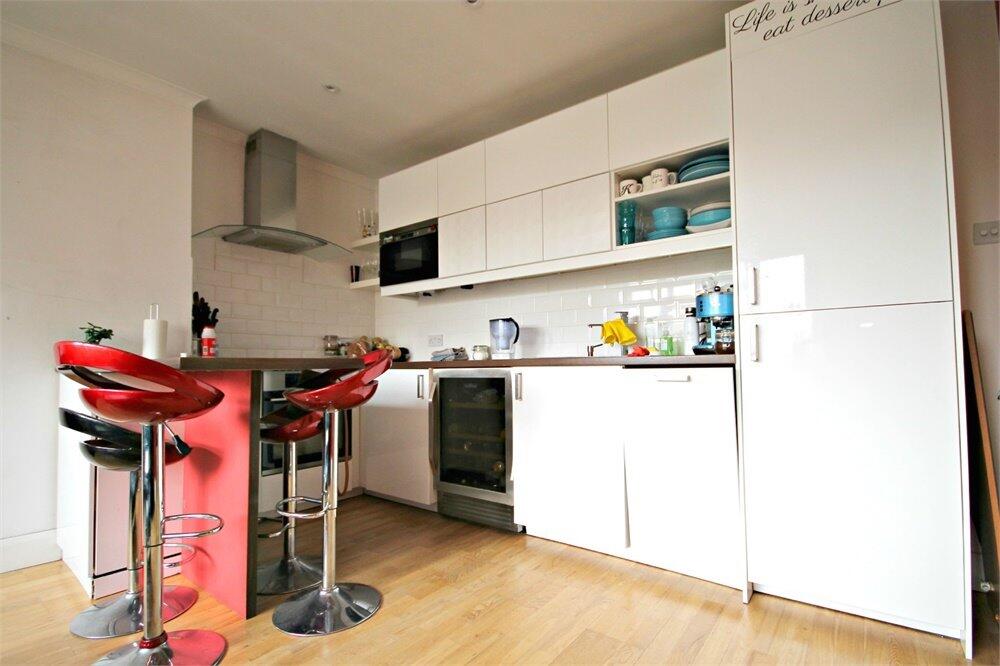 3 bed 1st Floor Flat for rent in Willesden. From parkinsonfarr - Willesden Green