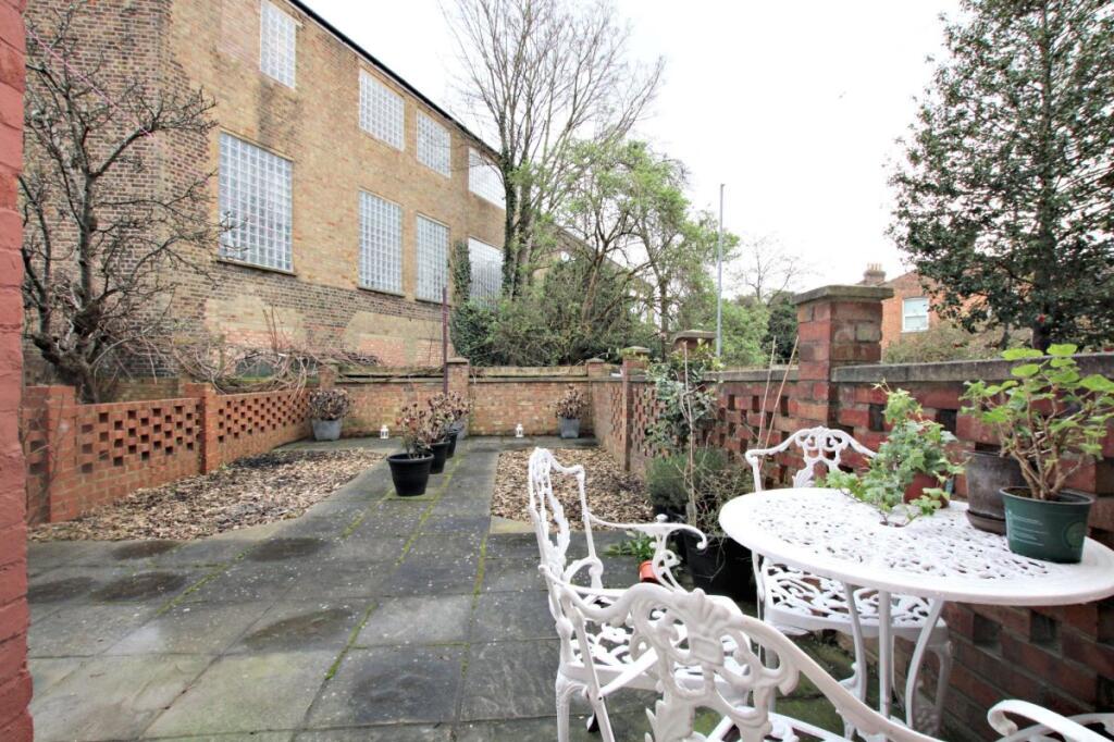 2 bed 1st Floor Flat for rent in Willesden. From parkinsonfarr - Willesden Green