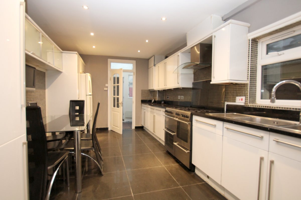 4 bed Mid Terraced House for rent in Willesden. From parkinsonfarr - Willesden Green
