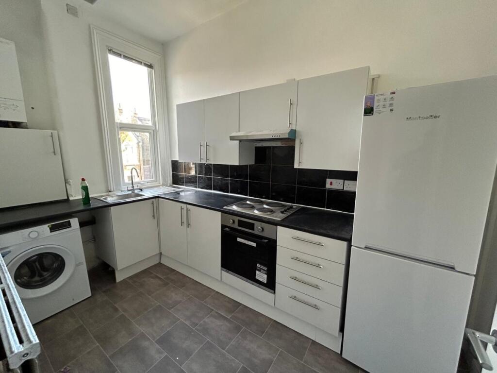 3 bed 1st Floor Flat for rent in Willesden. From parkinsonfarr - Willesden Green