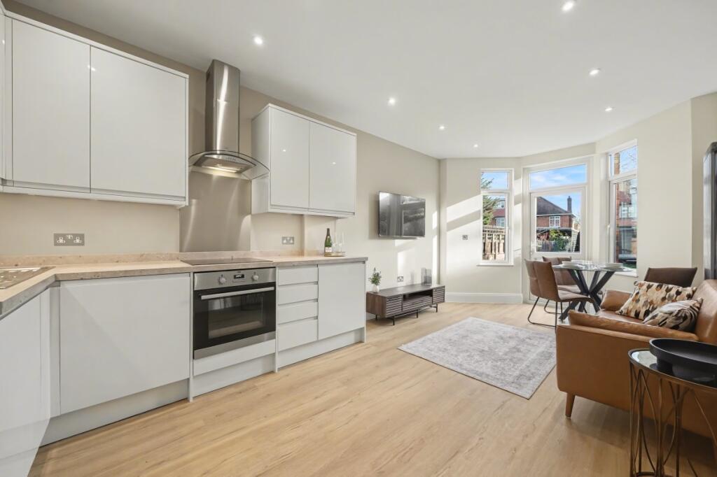 2 bed 1st Floor Flat for rent in Willesden. From parkinsonfarr - Willesden Green