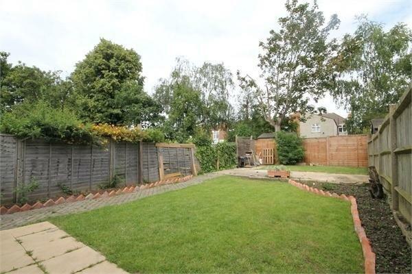 3 bed 1st Floor Flat for rent in Willesden. From parkinsonfarr - Willesden Green