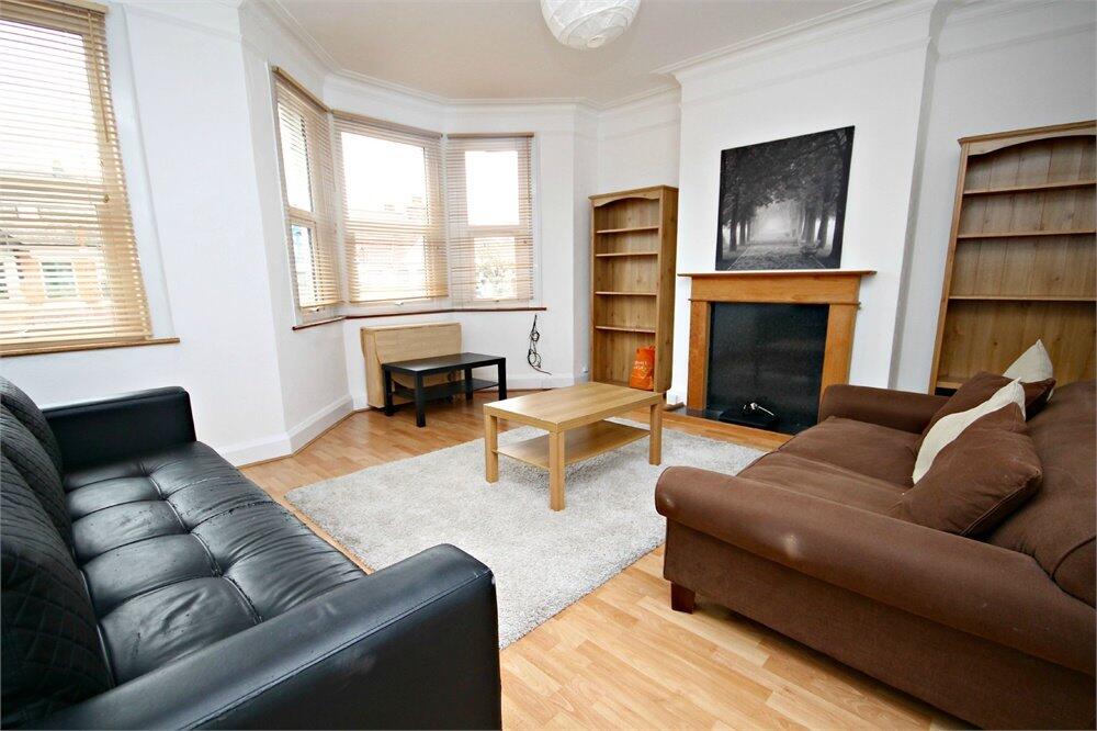 2 bed 1st Floor Flat for rent in Willesden. From parkinsonfarr - Willesden Green