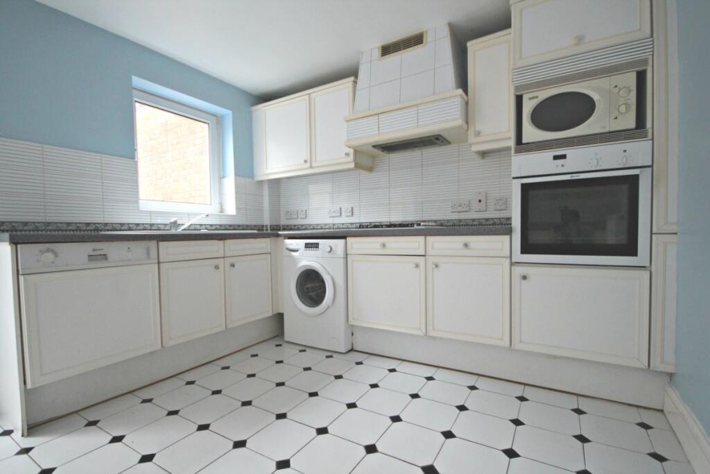 4 bed Mid Terraced House for rent in Willesden. From parkinsonfarr - Willesden Green