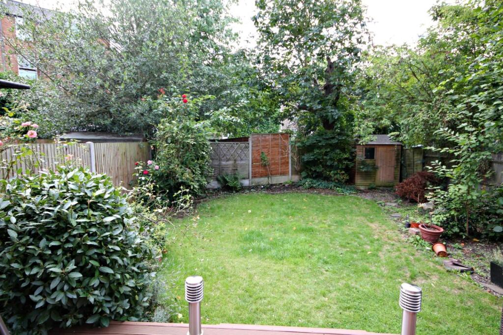 3 bed 1st Floor Flat for rent in Willesden. From parkinsonfarr - Willesden Green