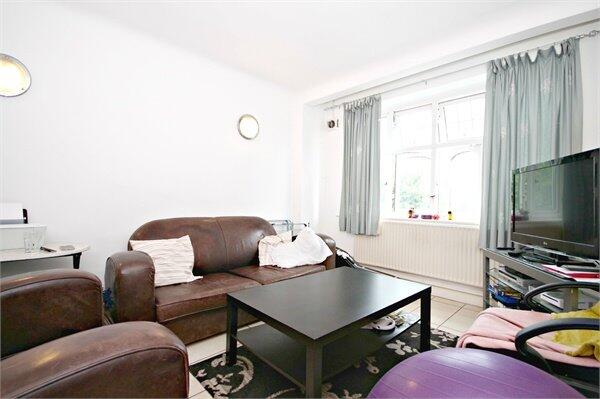 3 bed 1st Floor Flat for rent in Willesden. From parkinsonfarr - Willesden Green