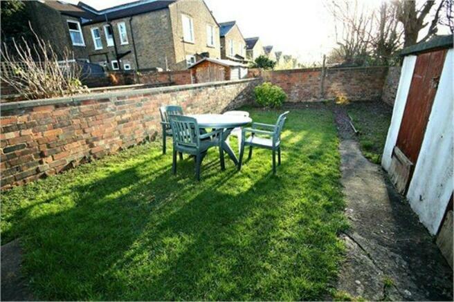 3 bed 1st Floor Flat for rent in Willesden. From parkinsonfarr - Willesden Green