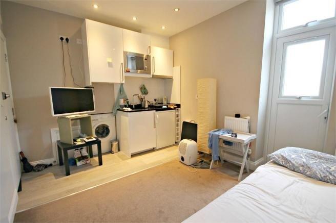 4 bed 1st Floor Flat for rent in Willesden. From parkinsonfarr - Willesden Green
