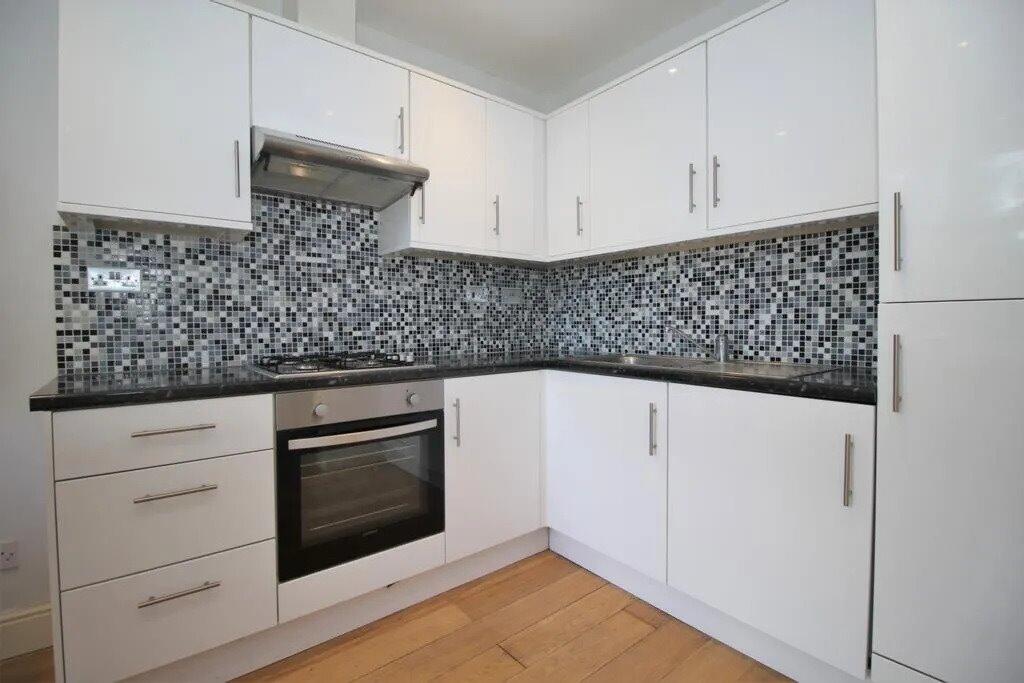 3 bed 1st Floor Flat for rent in Willesden. From parkinsonfarr - Willesden Green