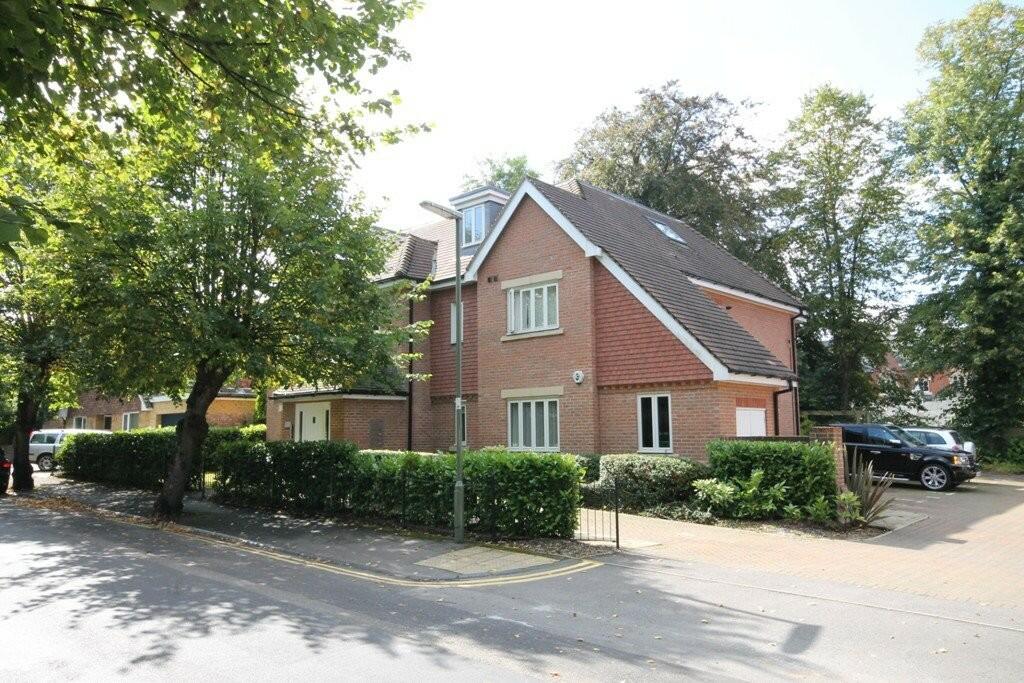 2 bed Penthouse for rent in Leatherhead. From Patrick Gardner Estate Agents