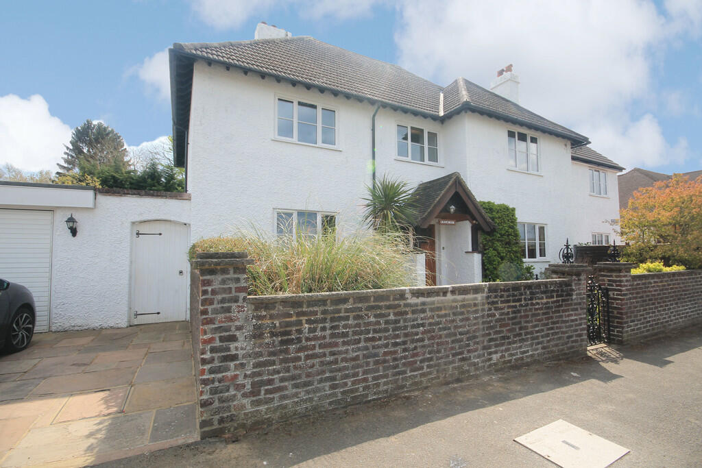 4 bed Detached House for rent in Leatherhead. From Patrick Gardner Estate Agents