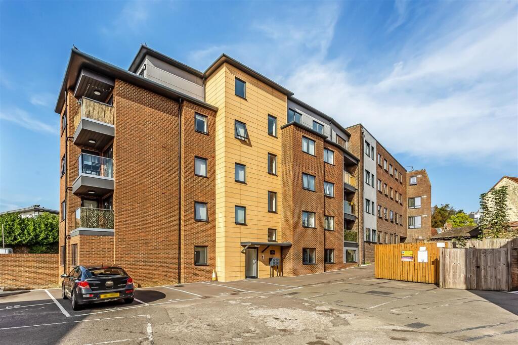 1 bed Apartment for rent in Leatherhead. From Patrick Gardner - Leatherhead - Sales