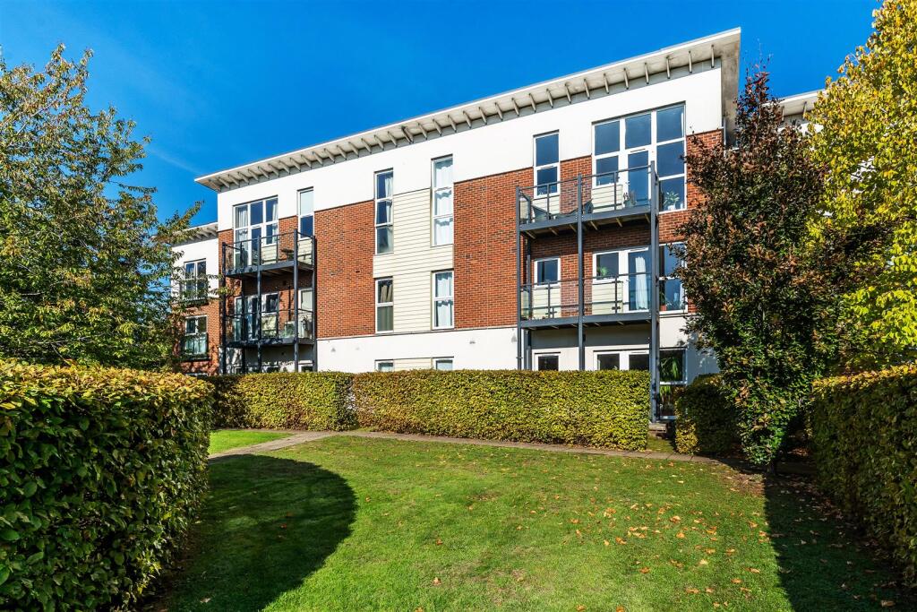 2 bed Apartment for rent in Leatherhead. From Patrick Gardner - Leatherhead - Sales
