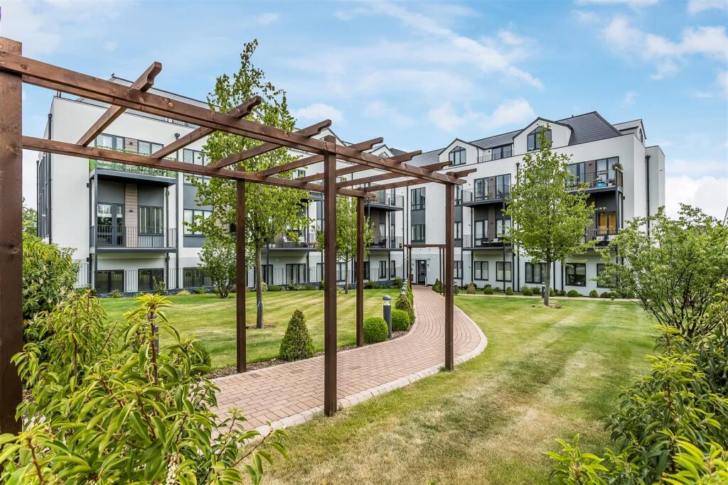 2 bed Apartment for rent in Leatherhead. From Patrick Gardner - Leatherhead - Sales