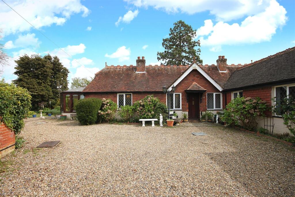 2 bed Detached bungalow for rent in Leatherhead. From Patrick Gardner - Leatherhead - Sales