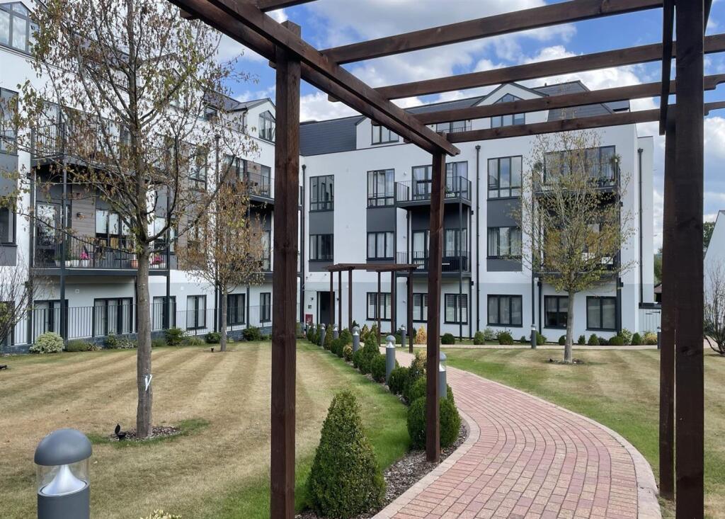 2 bed Apartment for rent in Leatherhead. From Patrick Gardner - Leatherhead - Sales