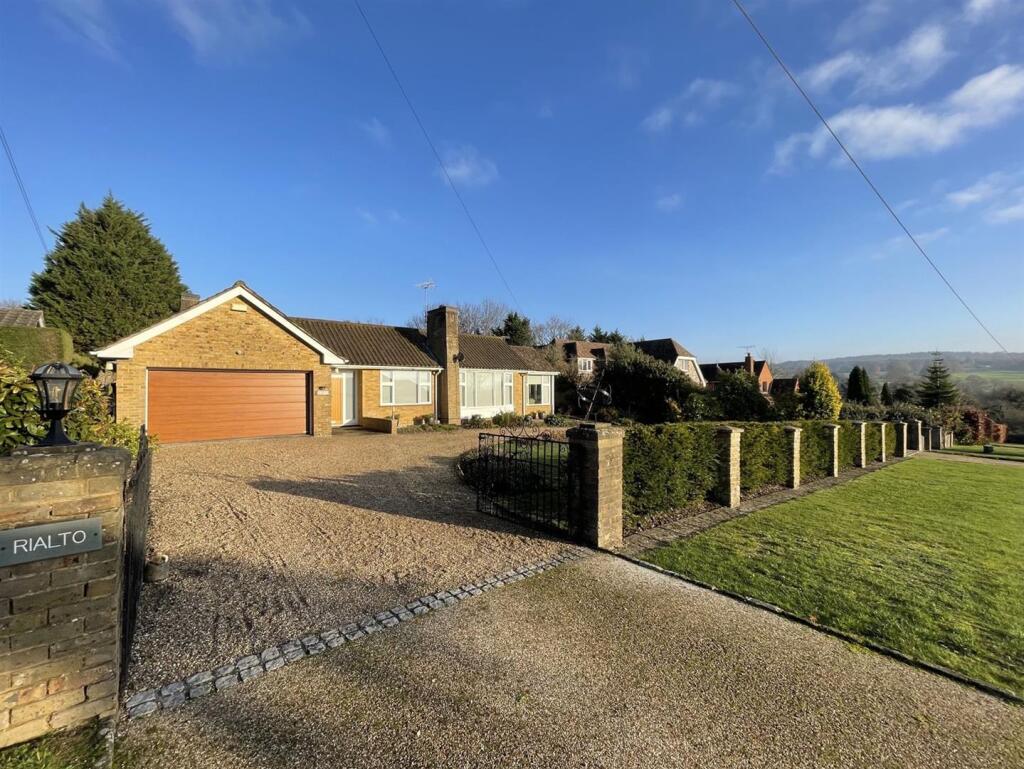 4 bed Detached bungalow for rent in Leatherhead. From Patrick Gardner - Leatherhead - Sales 4 bed Detached bungalow for rent in Leatherhead. From Patrick Gardner - Leatherhead - Sales