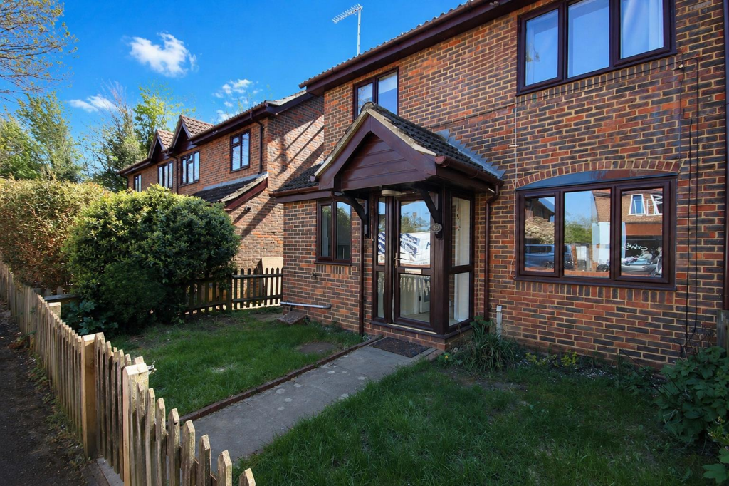 2 bed Town House for rent in Leatherhead. From Patrick Gardner - Leatherhead - Sales