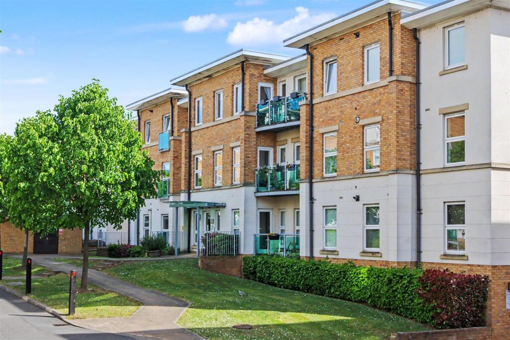 2 bed Apartment for rent in Leatherhead. From Patrick Gardner - Leatherhead - Sales
