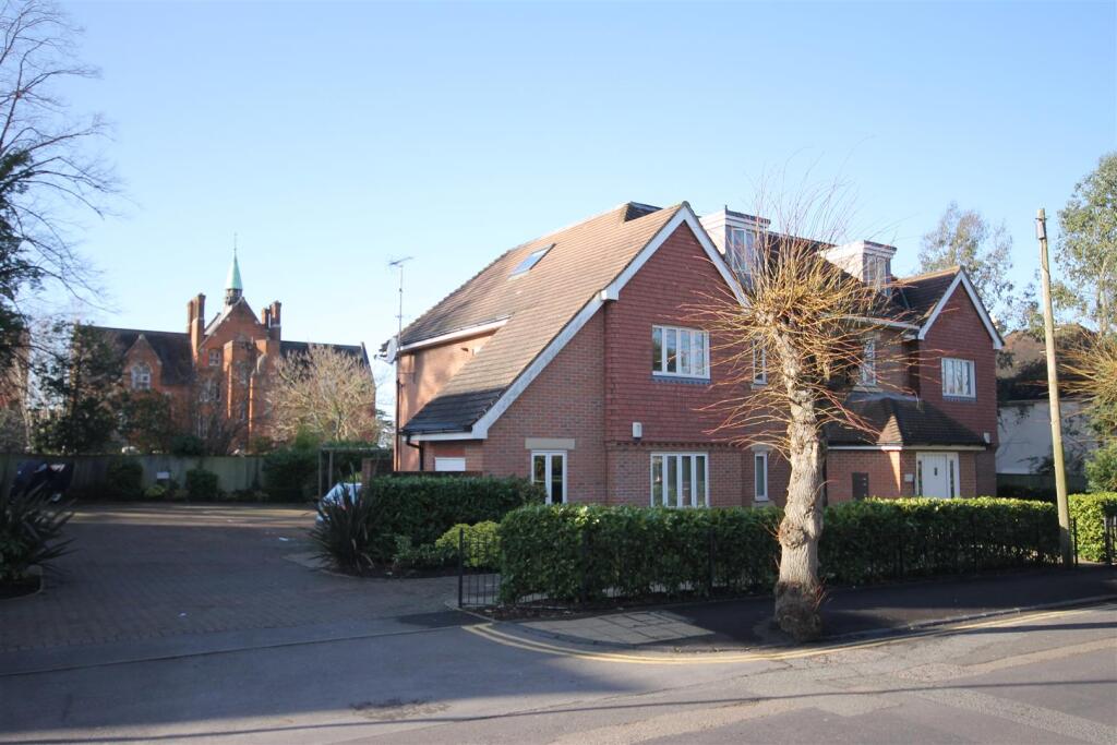 2 bed Apartment for rent in Leatherhead. From Patrick Gardner - Leatherhead - Sales