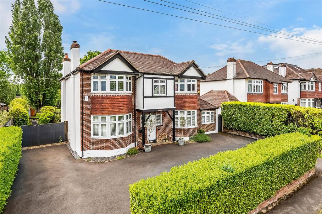 5 bed Detached for rent in Leatherhead. From Patrick Gardner - Leatherhead - Sales 5 bed Detached for rent in Leatherhead. From Patrick Gardner - Leatherhead - Sales