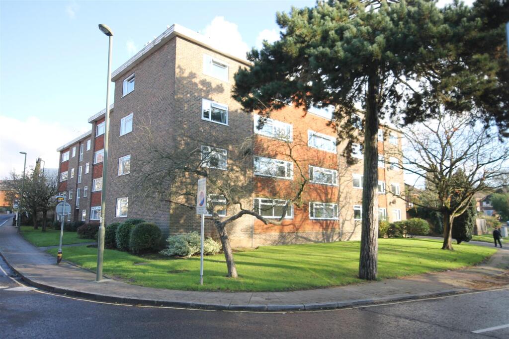2 bed Apartment for rent in Leatherhead. From Patrick Gardner - Leatherhead - Sales