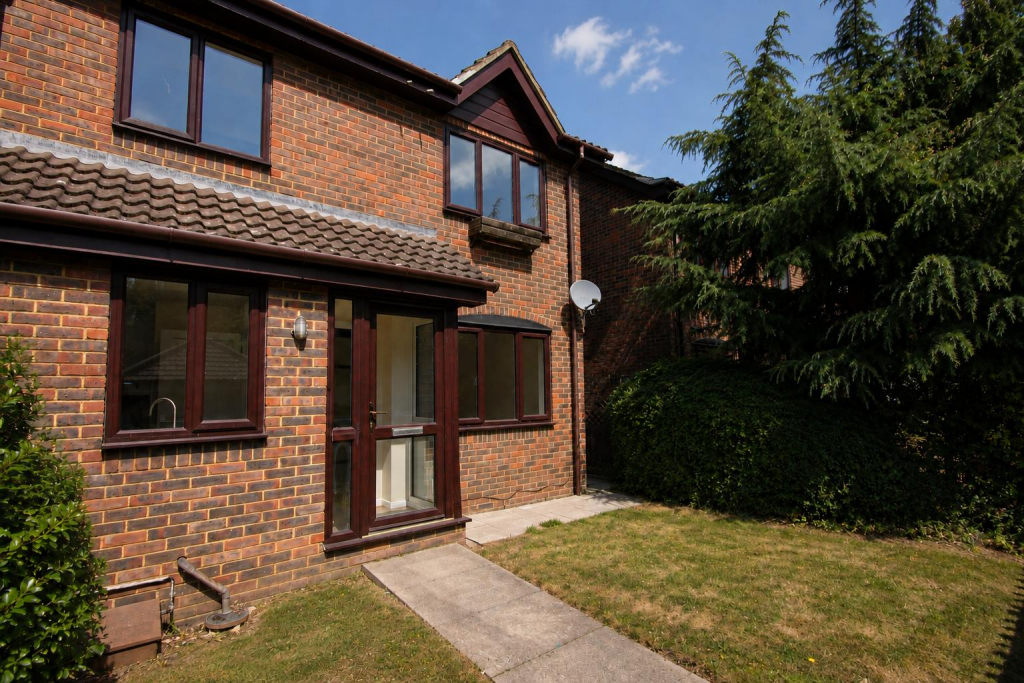 2 bed Town House for rent in Leatherhead. From Patrick Gardner - Leatherhead - Sales 2 bed Town House for rent in Leatherhead. From Patrick Gardner - Leatherhead - Sales