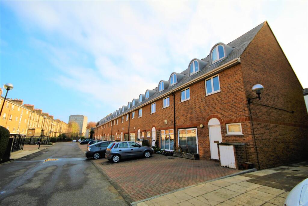 3 bed Annexe for rent in Bow. From Peach Properties - Shoreditch