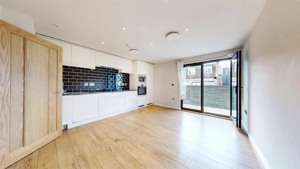 2 bed Apartment for rent in Stepney. From Peach Properties - Shoreditch