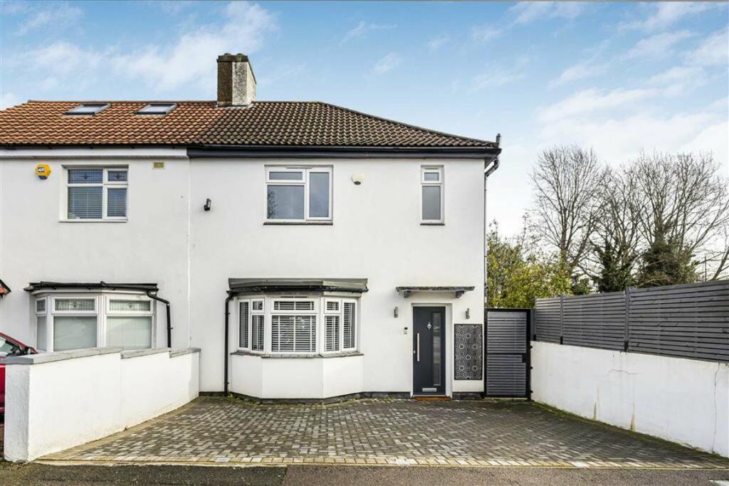 3 bed Detached House for rent in Woolwich. From Peter James Estate Agents - Blackheath