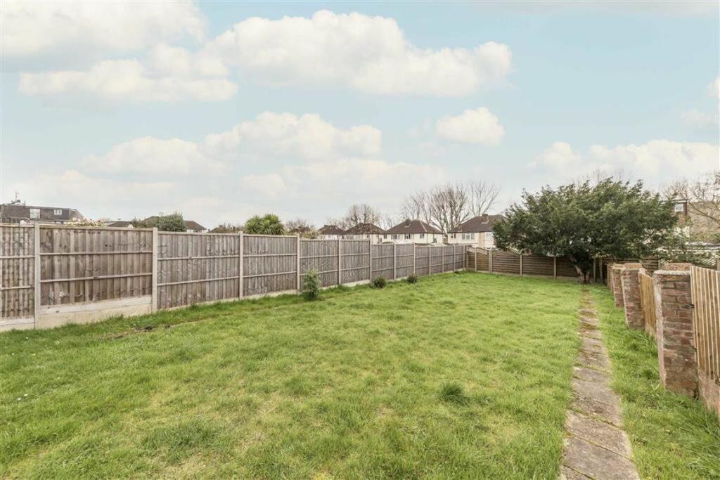3 bed Detached House for rent in Eltham. From Peter James Estate Agents - Blackheath