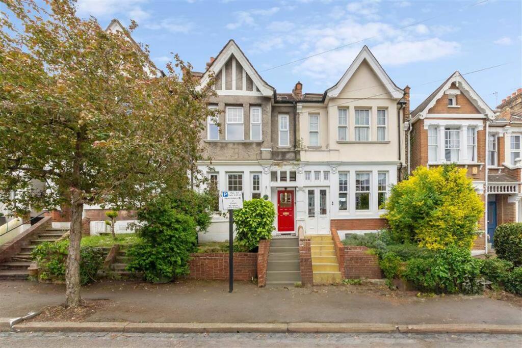 5 bed Flat for rent in Greenwich. From Peter James Estate Agents - Blackheath