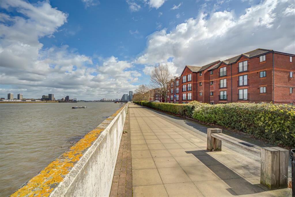 2 bed 1st Floor Flat for rent in Woolwich. From Dexters - Blackheath