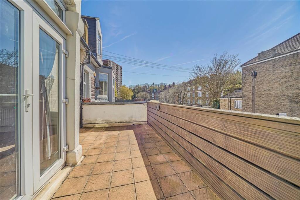 2 bed 1st Floor Flat for rent in Woolwich. From Dexters - Blackheath