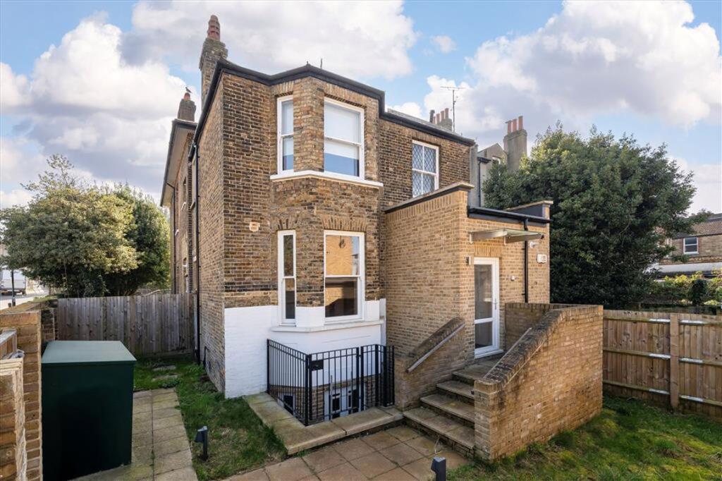 3 bed Detached for rent in Woolwich. From Dexters - Blackheath