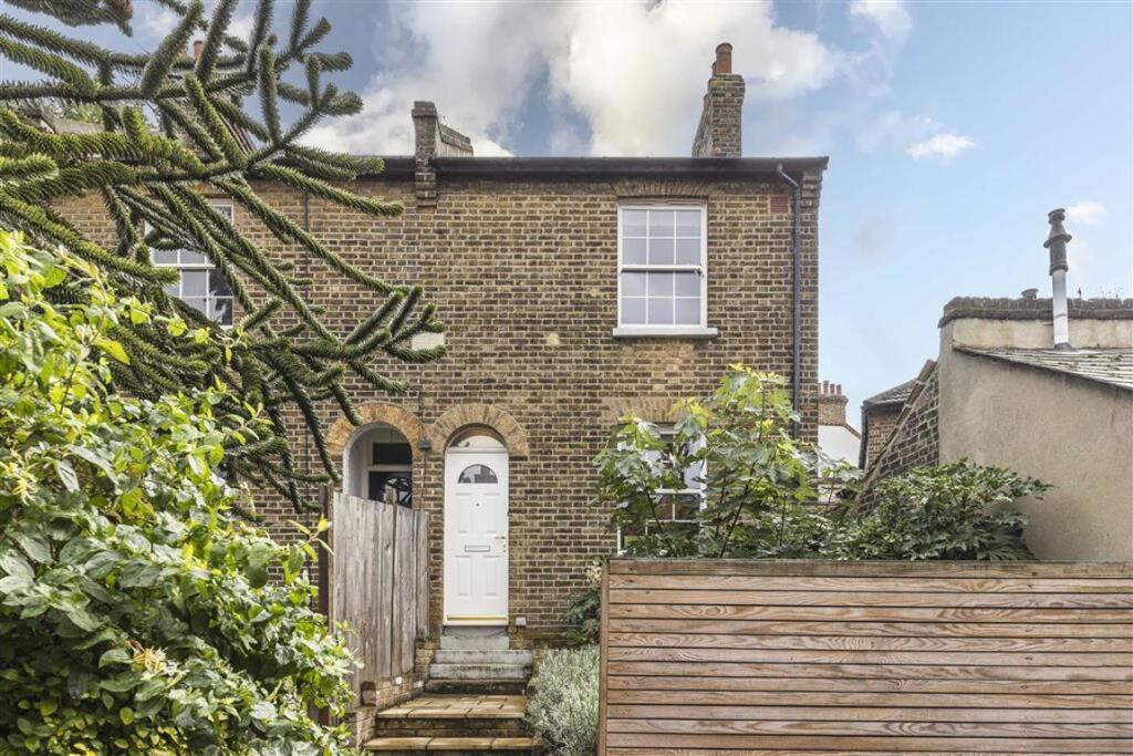 2 bed Detached for rent in Woolwich. From Dexters - Blackheath