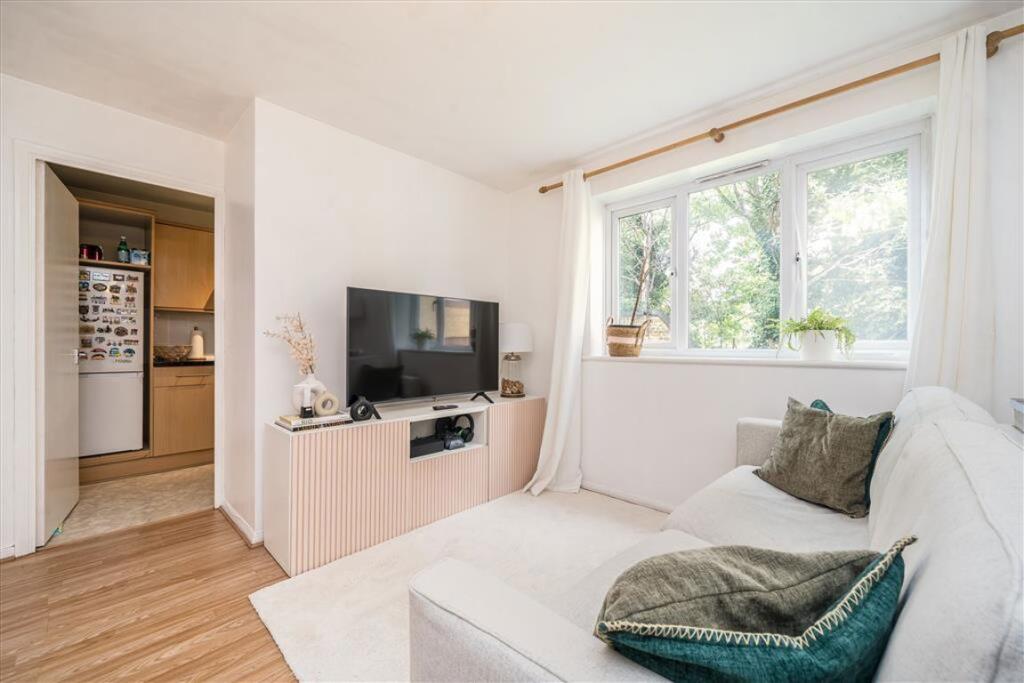 2 bed 1st Floor Flat for rent in Greenwich. From Dexters - Blackheath