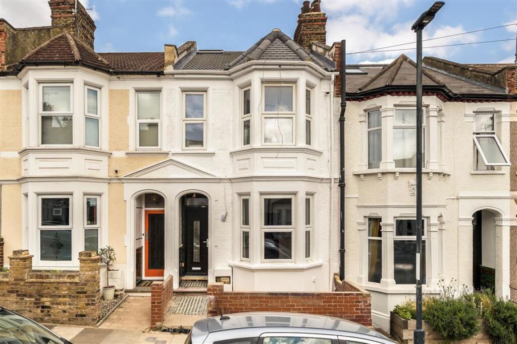 4 bed Detached for rent in Woolwich. From Dexters - Blackheath 4 bed Detached for rent in Woolwich. From Dexters - Blackheath